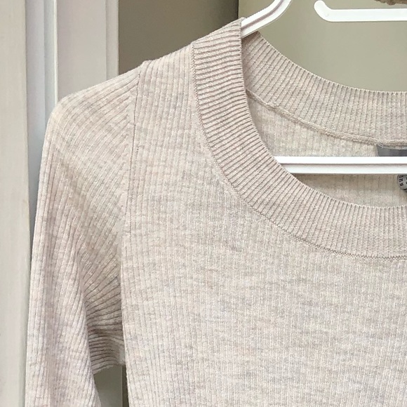 Heathered Cream Long Sleeve 💕 - Picture 2 of 2